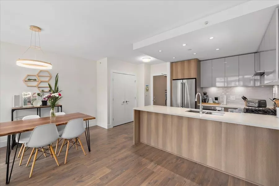 258 Nelson's CT #607, New Westminster, BC V3L 0J9