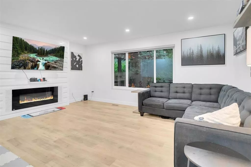 Surrey, BC V4A 6S6,2042 Bowler DR