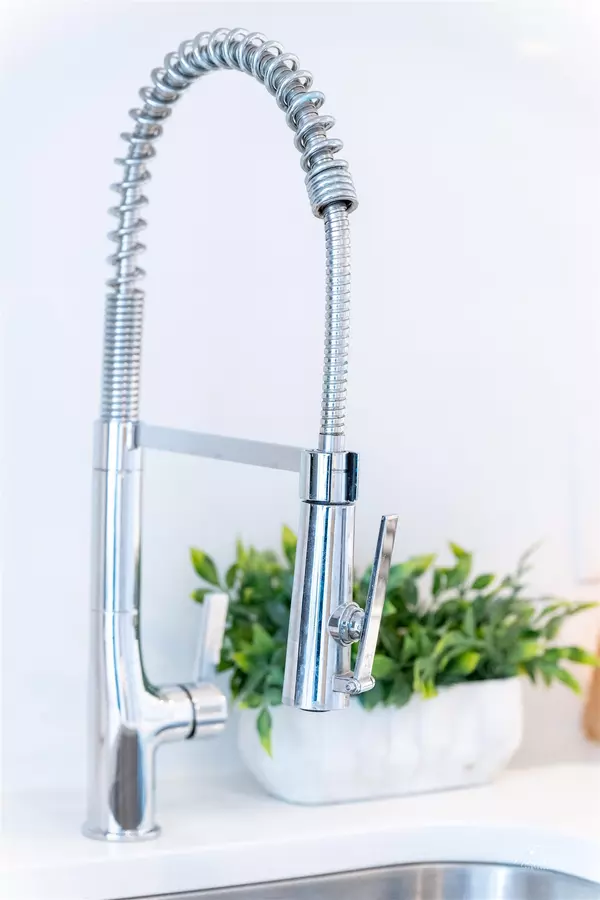 Vancouver, BC V6B 6L6,933 Seymour ST #909