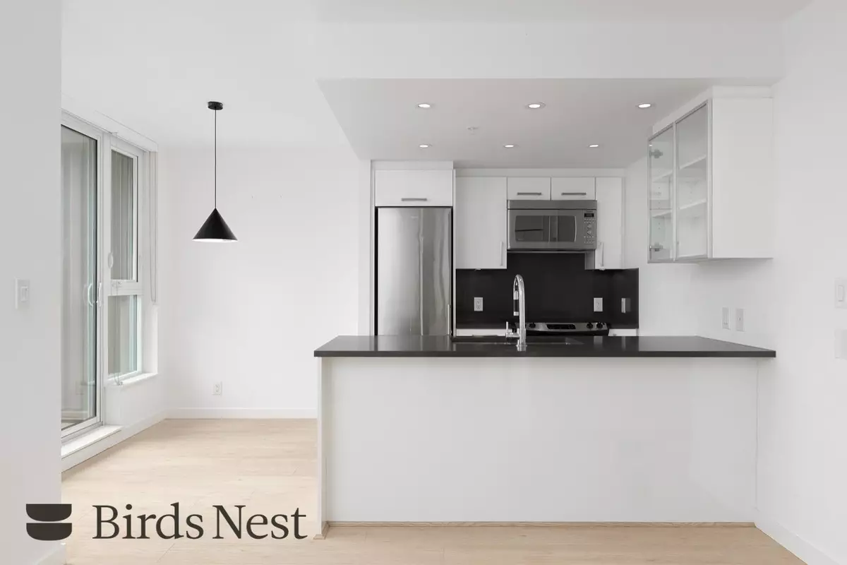 Vancouver, BC V6A 0G6,933 E Hastings ST #301