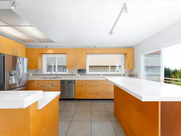 North Vancouver, BC V7L 1T7,1228 Adderley ST