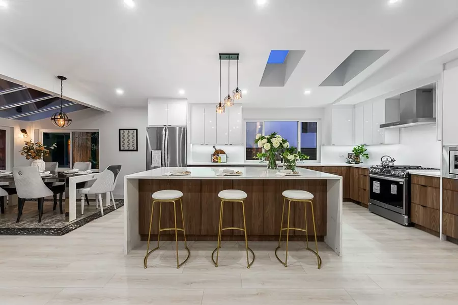 531 Greenway AVE, North Vancouver, BC V7N 3C9