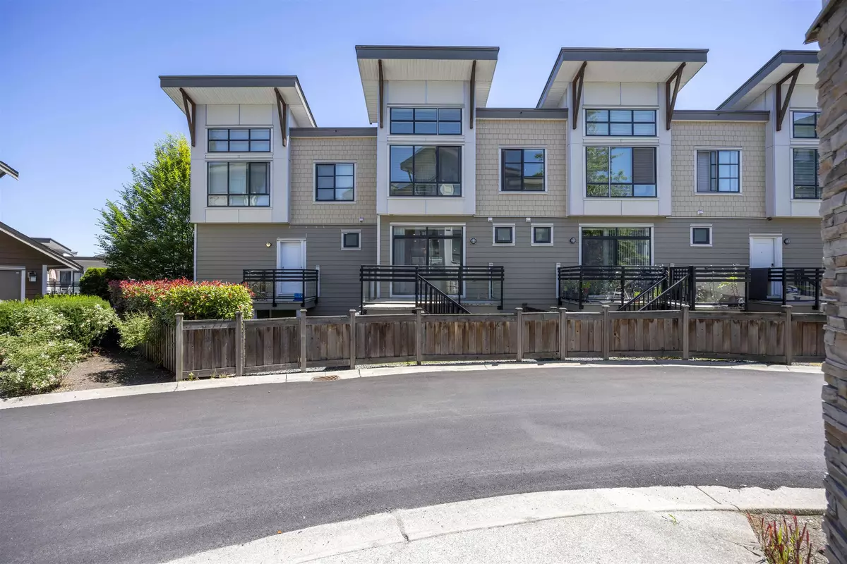 Surrey, BC V4N 6N3,9989 E Barnston DR #11