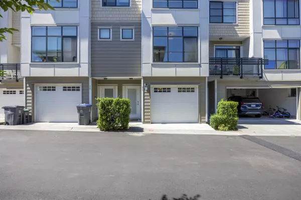 Surrey, BC V4N 6N3,9989 E Barnston DR #11