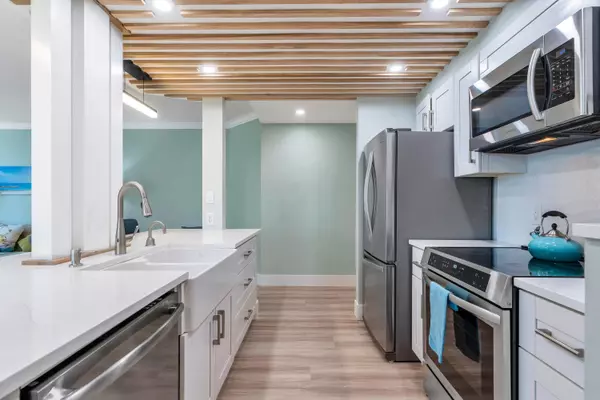 White Rock, BC V4B 3X7,1480 Foster ST #402