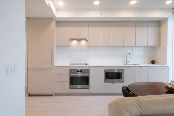 Surrey, BC V3T 0X2,13675 107a AVE #1805