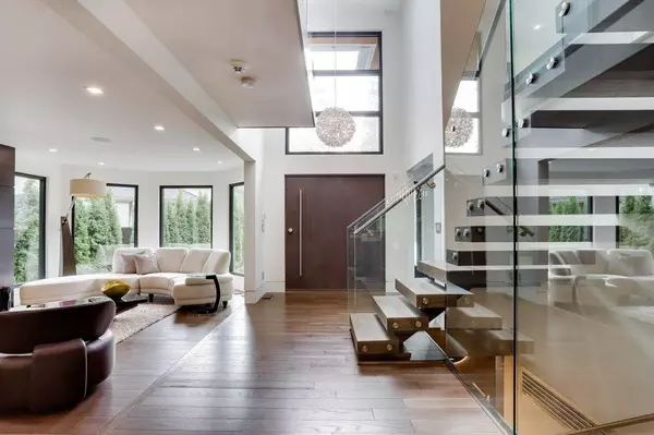 4577 Capilano RD, North Vancouver, BC V7R 4K3