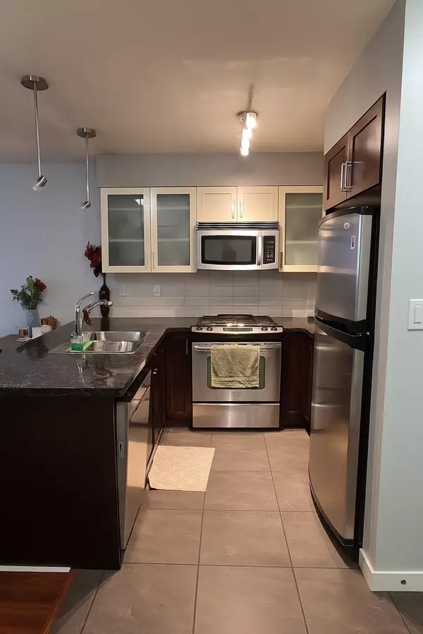 1 Renaissance SQ #506, New Westminster, BC V3M 0B6