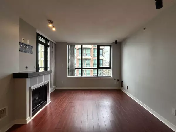 1 Renaissance SQ #506, New Westminster, BC V3M 0B6