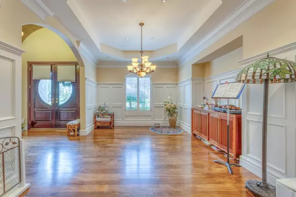 Surrey, BC V4A 9W8,2313 Chantrell Park DR