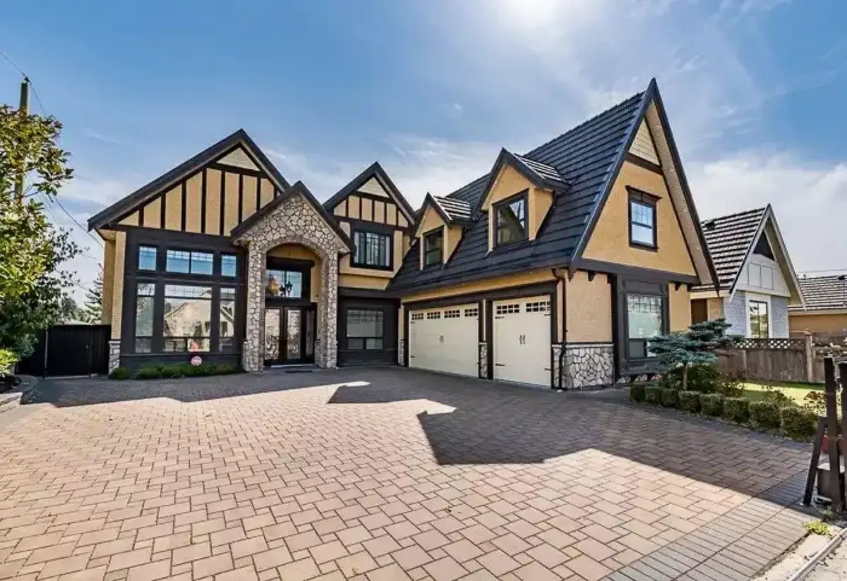 Richmond, BC V7A 2B4,9760 Saunders RD