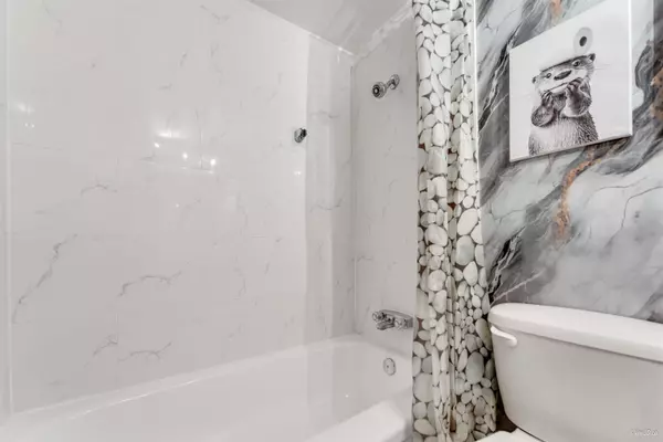 Burnaby, BC V3N 4P6,9867 Manchester #403