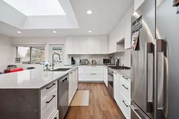 Burnaby, BC V5B 1J4,220 N Grosvenor AVE