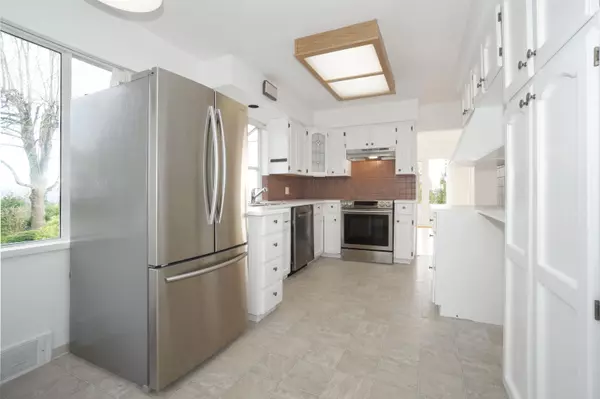 875 Esquimalt AVE West Vancouver, BC V7T 1J9