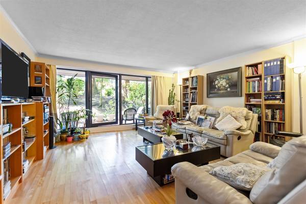 1425 Lamey's Mill RD #10, Vancouver, BC V6H 3W2