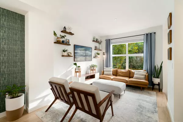 Port Moody, BC V3H 0L6,2834 Hope ST