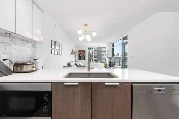 110 Switchmen ST #1103 Vancouver, BC V6A 0C6