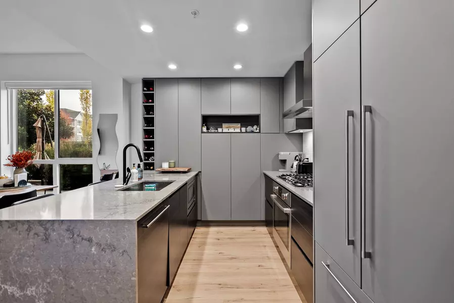 55 Klahanie DR #205, Port Moody, BC V3H 0M9