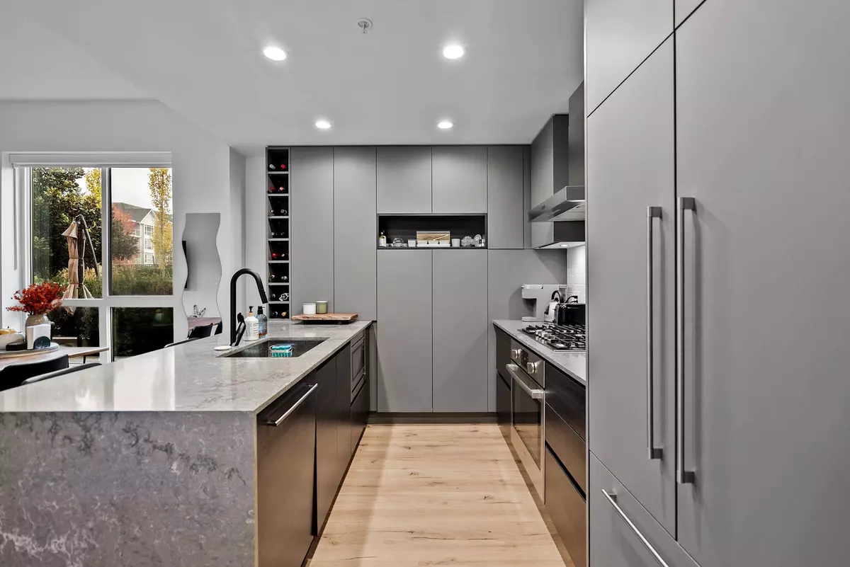 Port Moody, BC V3H 0M9,55 Klahanie DR #205