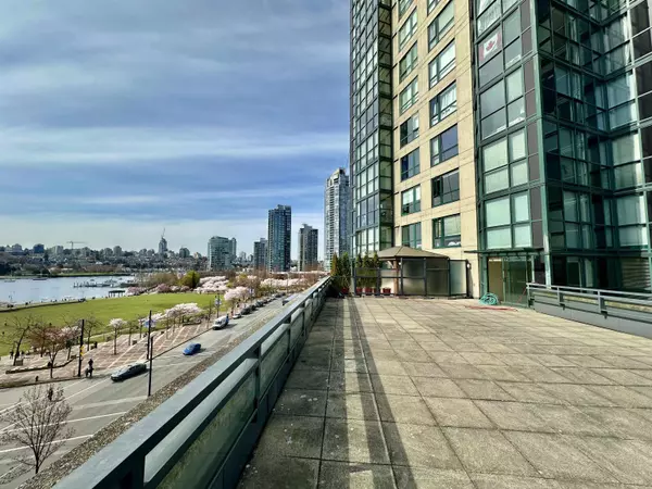 Vancouver, BC V6B 5Z5,289 Drake ST #706