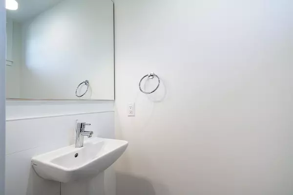 2035 Glenaire DR #103 North Vancouver, BC V7P 1Y2