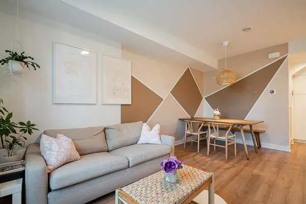 2035 Glenaire DR #103 North Vancouver, BC V7P 1Y2