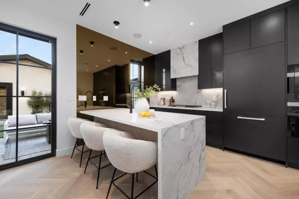 240 E 37th AVE #2 Vancouver, BC V5W 1E6