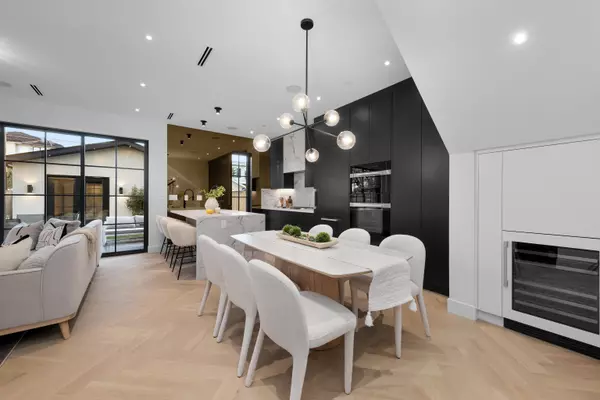 240 E 37th AVE #2 Vancouver, BC V5W 1E6