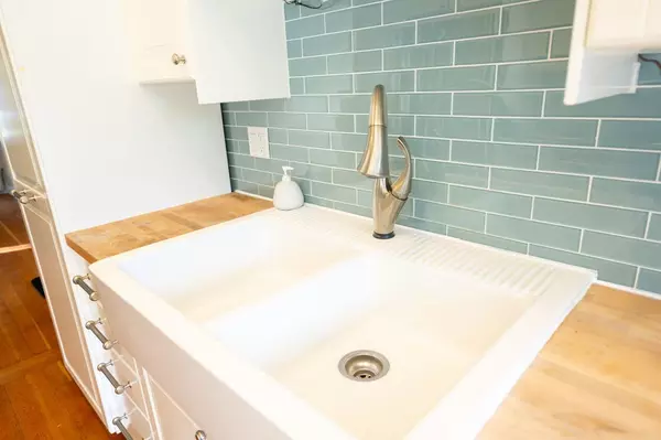 987 Dorman RD Bowen Island, BC V0N 1G1