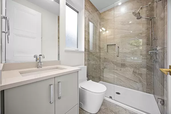 6902 Kitchener ST Burnaby, BC V5B 2J9