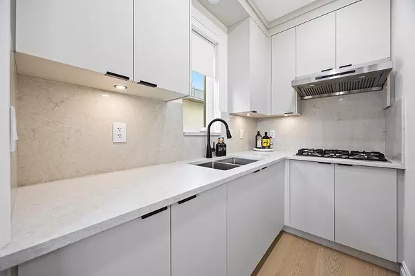 6902 Kitchener ST Burnaby, BC V5B 2J9