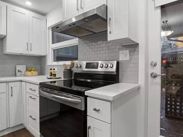 North Vancouver, BC V7P 2J3,1253 Plateau DR