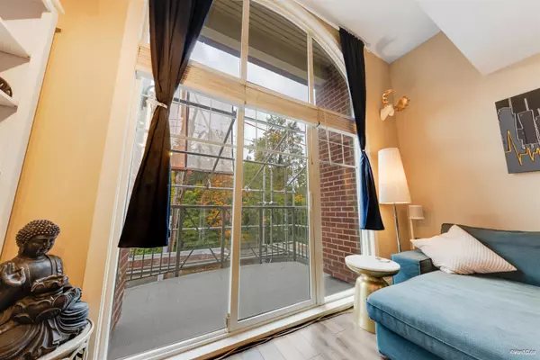 Port Moody, BC V3H 0B1,3250 St Johns ST #403