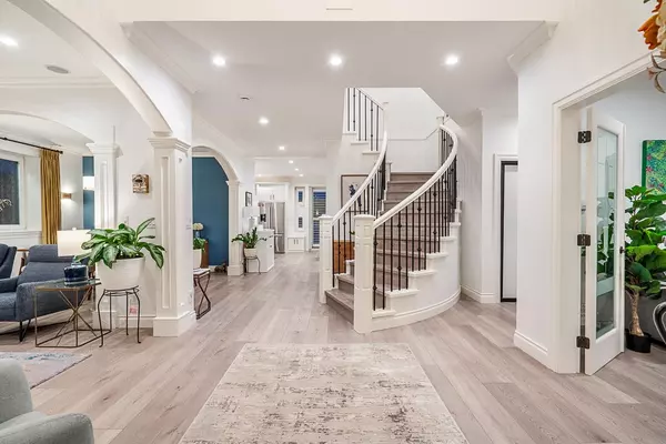 North Vancouver, BC V7L 1J7,559 E 4th ST