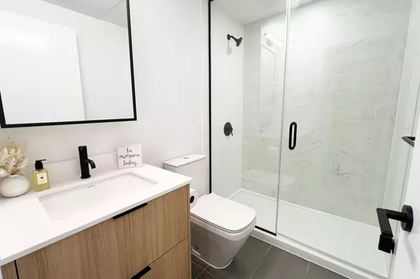 13685 102 AVE #912 Surrey, BC V3T 1N7