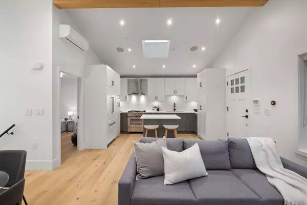 Vancouver, BC V5N 1M4,2058 E 5th AVE