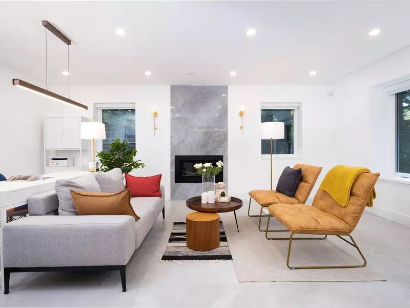 4283 Capilano RD, North Vancouver, BC V7R 4J6