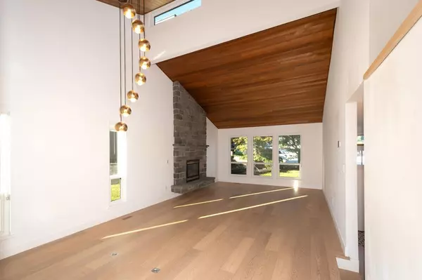 Port Moody, BC V3H 4A9,5 Campion CT