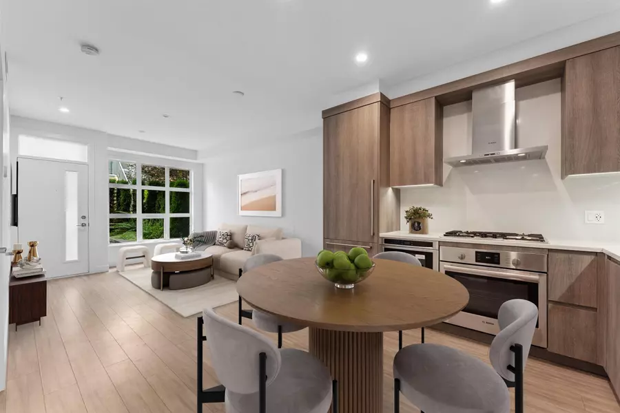 2060 Curling RD #111, North Vancouver, BC V7P 1X4