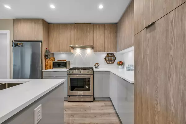 North Vancouver, BC V7L 0H2,128 E 8th ST #404