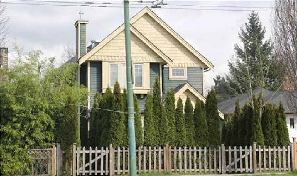 1949 E Broadway, Vancouver, BC V5N 1W4