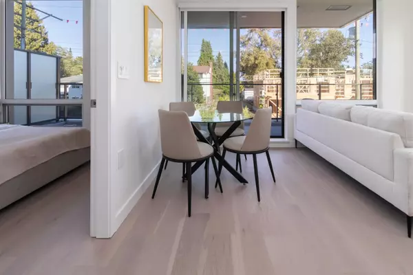 Vancouver, BC V5Z 2Z7,5212 Cambie ST #206