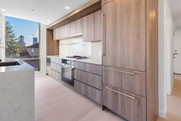 Vancouver, BC V5Z 2Z7,5212 Cambie ST #206