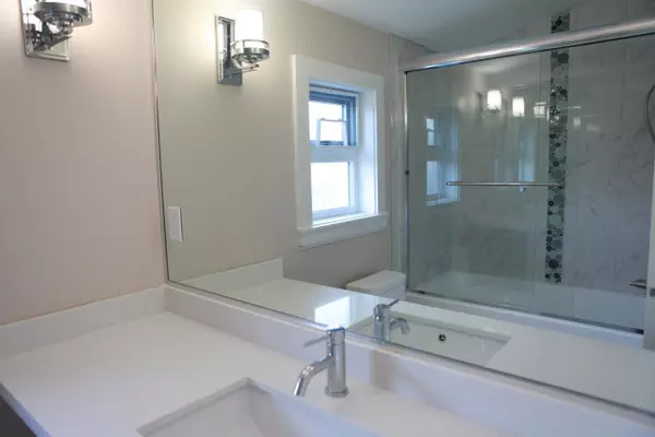 Vancouver, BC V5Y 2N7,455 W 38th AVE