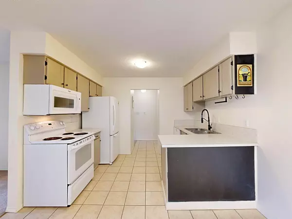 North Vancouver, BC V7M 1W4,138 W 18th ST #206