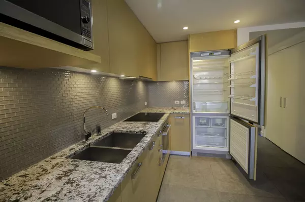 Vancouver, BC V6E 0B1,1028 Barclay ST #609