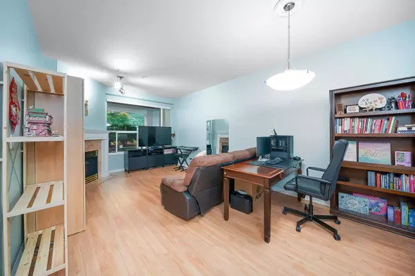 Burnaby, BC V5H 4S1,5270 Oakmount CRES #203