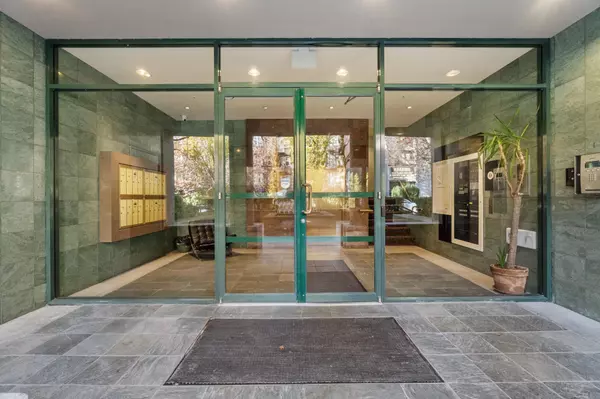 Vancouver, BC V6G 1E3,1818 Robson ST #402