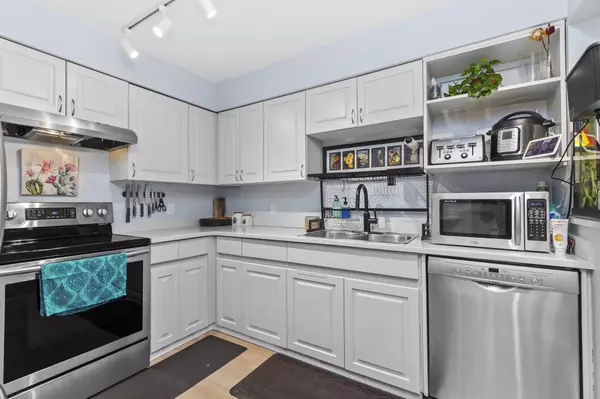 Port Coquitlam, BC V3B 1H3,1955 Suffolk AVE #106