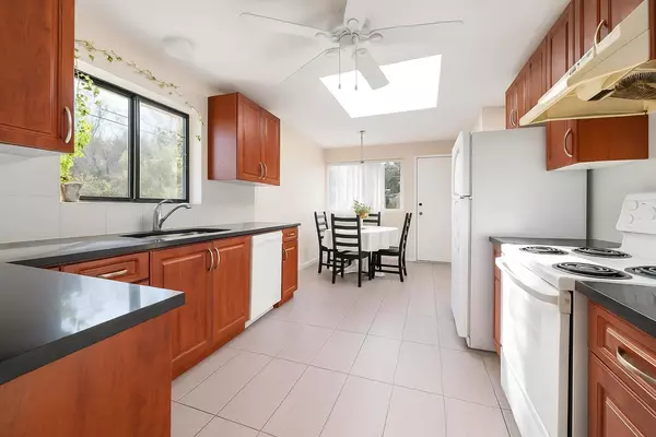 3003 Sunnyhurst RD North Vancouver, BC V7K 2G4